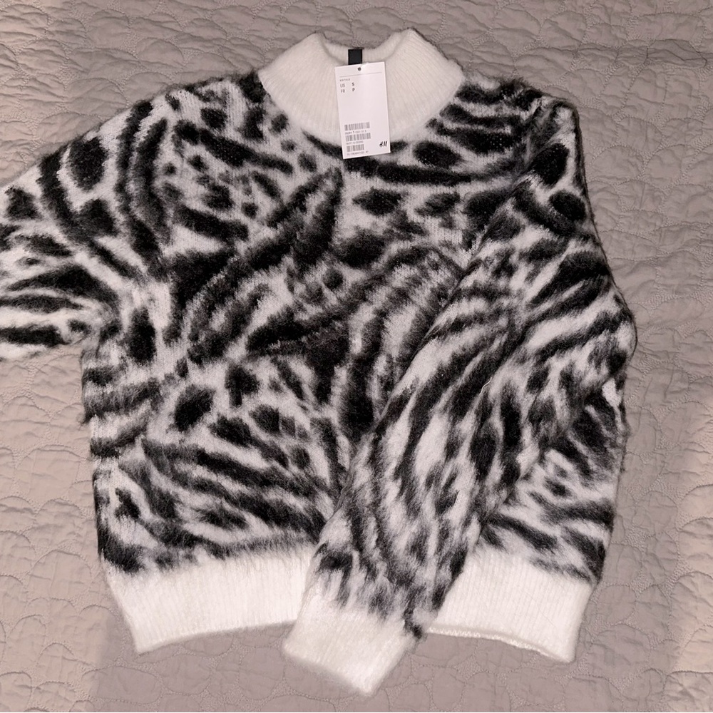 NWT Small GORGEOUS H&M Fuzzy Zebra Sweater